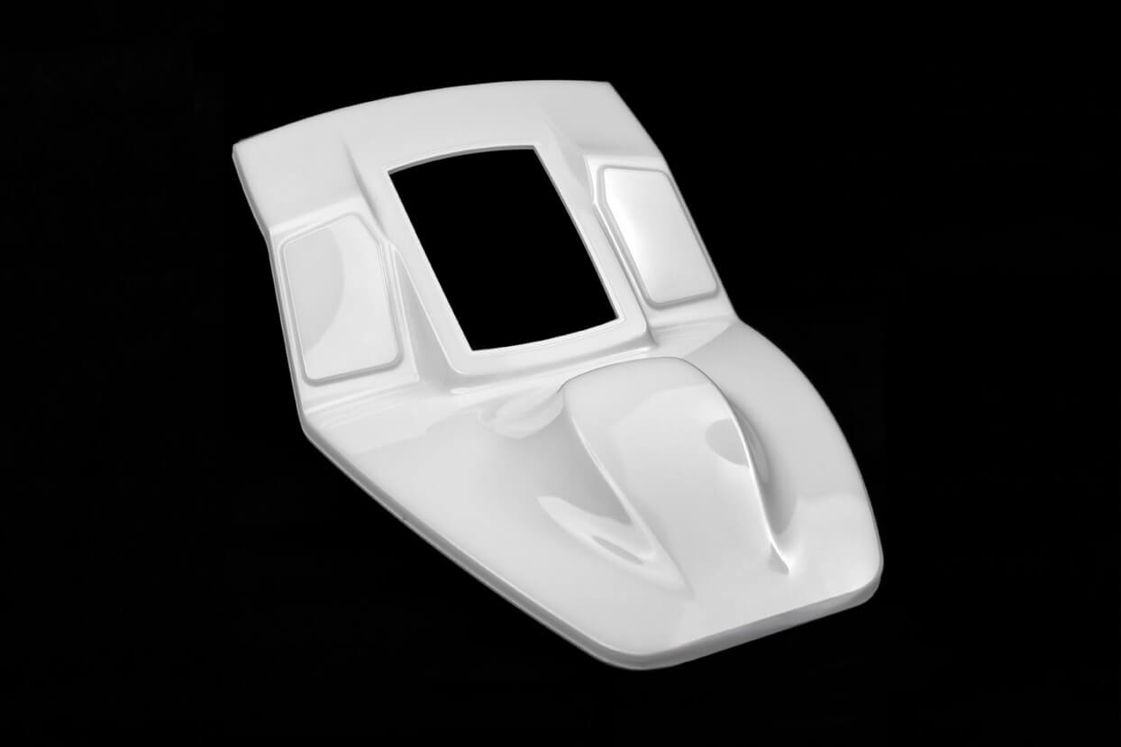 Effective protection, a high degree of gloss and impressive depth effect: PUR layer on the thermoplastic base support of a cockpit centre console Effective protection, a high degree of gloss and impressive depth effect: PUR layer on the thermoplastic base support of a cockpit centre console