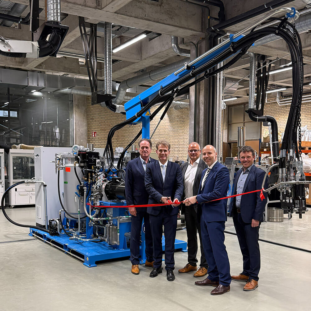 Kick-off for a new partnership: The HIGHLINE MK2 is officially handed over to the Institut für Kunststofftechnik at the University of Stuttgart during the FSK Seminar. From left to right: Klaus Junginger (Managing Director, FSK e.V.), Prof. Dr.-Ing. Christian Bonten (Head of the IKT, University of Stuttgart), Jens Winiarz (Senior Director Sales Metering & Composites, Hennecke PUR Solutions), Prof. Dr. rer. nat. Marc Kreutzbruck (Head of IKT, University of Stuttgart), Christian Loretz (Member of the Board, 